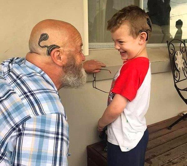 1. Torununa daha çok benzemek için işitme cihazı şeklinde dövme yaptıran büyükbaba...