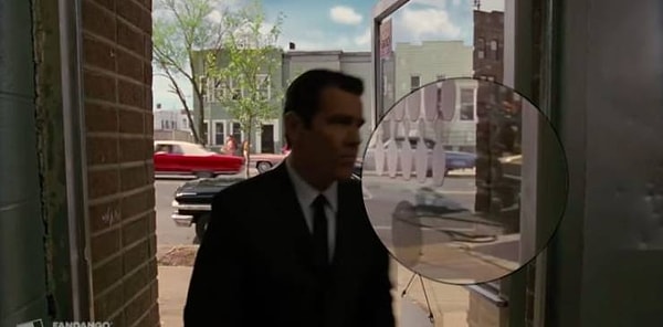 9. «Люди в чёрном 3» — в отражении двери в боулинг Cosmic Lanes заметны камеры, такелаж и особенно электрические шнуры.