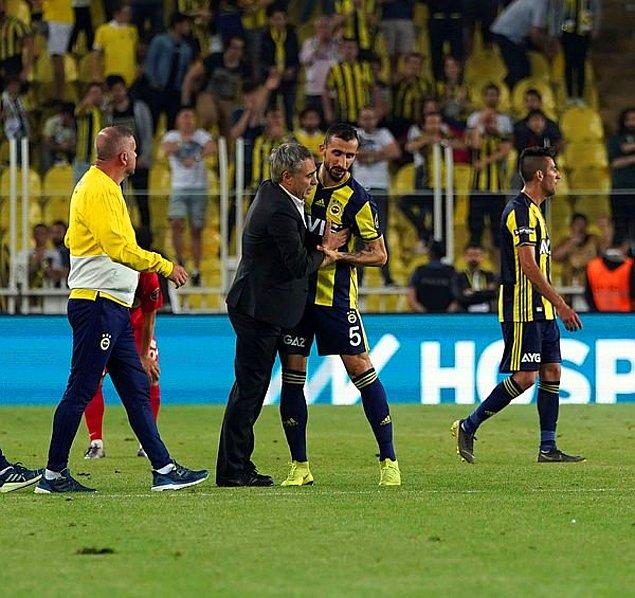 Maçın sonlarında taraftarlar tarafından yuhlanan Mehmet Topal oyundan çıkmak istedi, Ersun Yanal ve takım arkadaşları maç sonunda Mehmet'i tribünlere alkışlattı.
