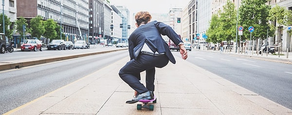 9. Как Максим добирается на работу?