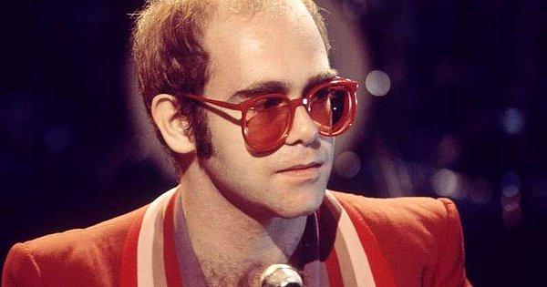 14. Elton John bir keresinde kafasını gazı açık fırına sokmuş, camları açmış ve bu şekilde intihar etmeye çalışmıştır. En yakın arkadaşı Bernie Taupin onu bulunca durdurmuştur.