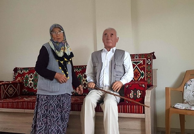 Giresunlu Mürteza Kuğu'nun vefat eden babasının hatırasını yaşatmak için yaptırdığı balmumu heykeli, eve gelen misafirleri şaşırtıyor.