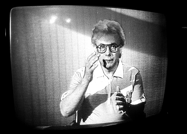 4. Кто прославился тем, что заряжал воду, кремы, мази через экраны телевизоров?