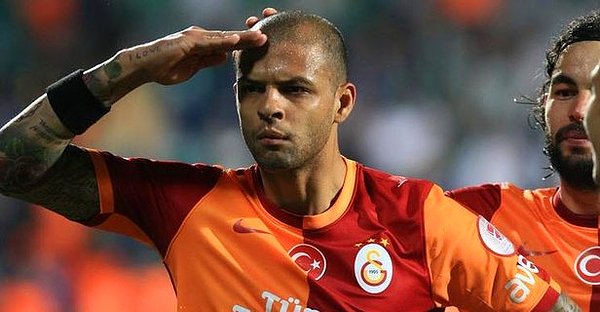 Felipe Melo futbolu Galatasaray'da bırakmak istediğini belirterek sarı kırmızılı yönetime mesaj yolladı.