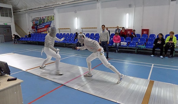8. Во время соревнований по спортивному фехтованию арбитры подают команды на французском языке.