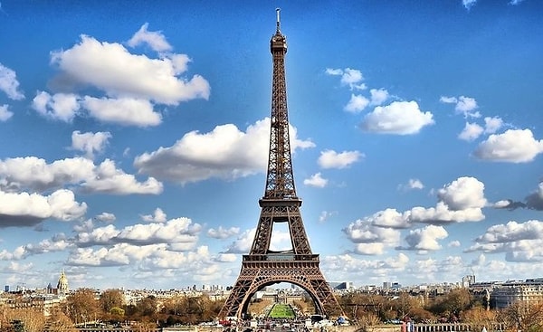 9. Эйфелева башня летом на 10 см выше, чем зимой.