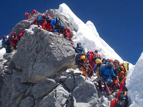 23 Mayıs sabahı Nirmal Pujra adlı dağcı tarafından paylaşılan bir fotoğrafta zirve sıralarını bekleyen 100'den fazla dağcı görünüyor.