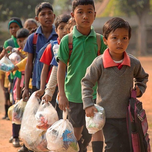 Akshar, Hindistan'da bulunan bir okul, onu farklı yapan şey öğrencilerinin her gün okula ellerinde bir poşet plastikle gitmesi.