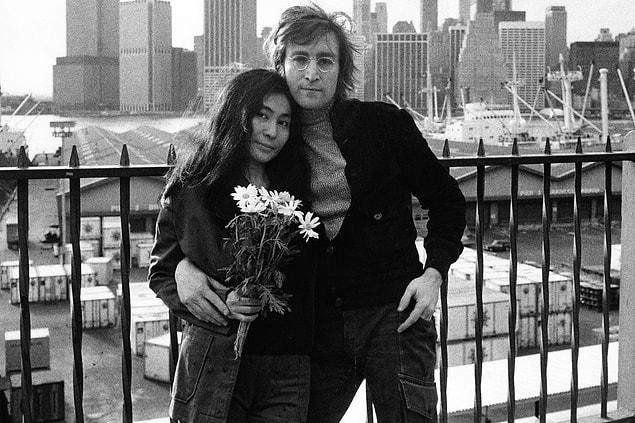 1. Efsanevi müzik grubu Beatles üyelerinden John Lennon ve Japon ressam Yoko Ono! John Lennon'ın suikastine kadar tüm dünyanın gözü kulağı onların aşkındaydı.