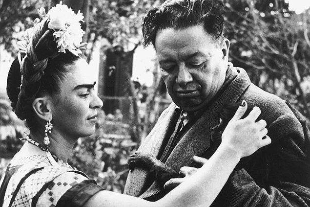 3. Frida Kahlo ve Diego Rivera! Biri 42 yaşında Meksika'nın en tanınmış ressamı, diğeri geçirdiği kazadan sonra resme başlayan 22 yaşındaki minik bir güvercin. Birbirinin sanatına hayran iki dev...