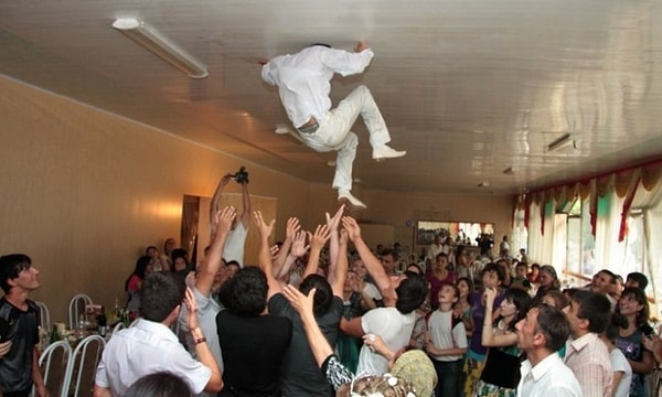 6. Что-то нам подсказывает, что у жениха будет болеть голова на следующий день