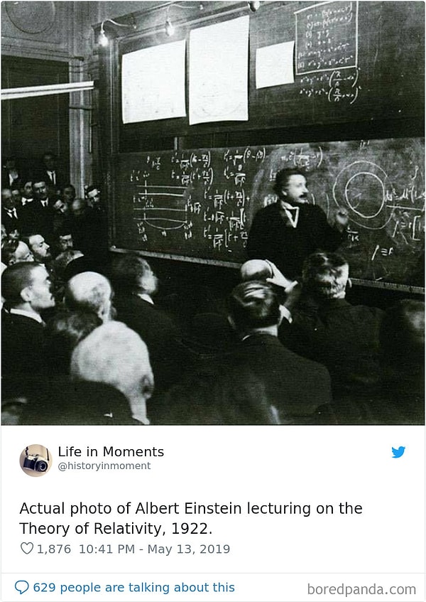 17. Фотография Альберта Эйнштейна, читающего лекцию по теории относительности, 1922 год