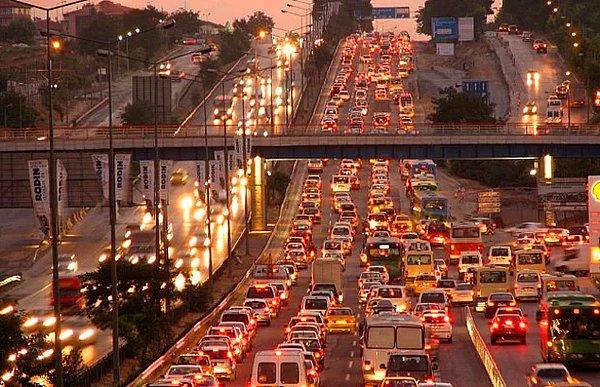 Karayolu ağında geçen yıl gerçekleşen trafik kazalarında ölen kişilerin yüzde 42,9'u sürücü, yüzde 34,9'u yolcu, yüzde 22,2'si yayalardan oluştu.