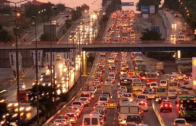 Karayolu ağında geçen yıl gerçekleşen trafik kazalarında ölen kişilerin yüzde 42,9'u sürücü, yüzde 34,9'u yolcu, yüzde 22,2'si yayalardan oluştu.