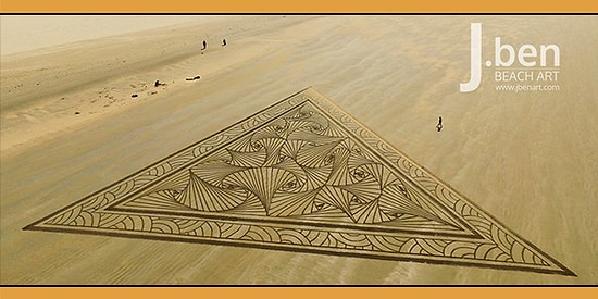 Bir Deniz Dalgasına Bakan Geçici Sanatın, Kalıcı Etkisine Hazır Olun! Kumdan 'Kale de Neymiş?' Dedirten Enfes Kumsal Çizimleri