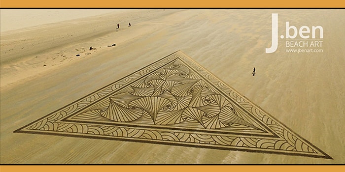 Bir Deniz Dalgasına Bakan Geçici Sanatın, Kalıcı Etkisine Hazır Olun! Kumdan 'Kale de Neymiş?' Dedirten Enfes Kumsal Çizimleri