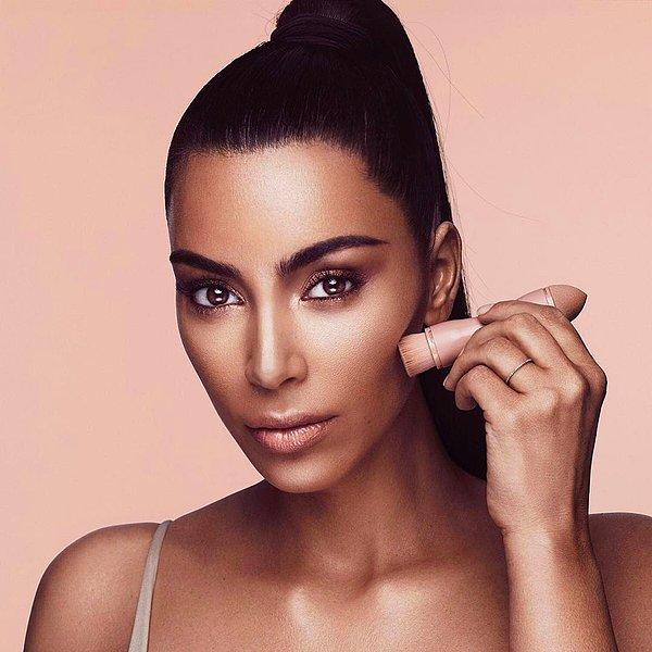 Yaptırdığı estetiklerden çıkarttığı markasına her konuda konuşulmayı seven ve ağızlara malzeme veren Kardashian bu sefer de iç çamaşırı reklamı yüzünden ilgi odağı oldu.