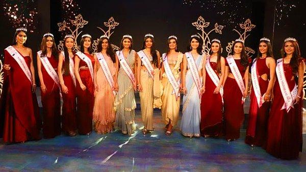 Hindistan'daki güzellik yarışmasının organizatörleri, benzer cilt tonlarına sahip 30 kadını seçtiği için eleştiri yağmuruna tutuldu.
