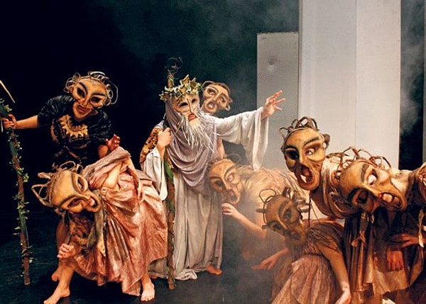 1. Сколько лет насчитывает история театра?