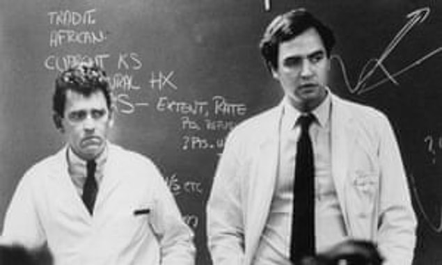 1981 - ABD Hastalık Kontrol ve Korunma Merkezleri'nin yayımladığı haftalık bir tıbbi dergide, Kaliforniya'nın Los Angeles şehrinde 5 kişide, sadece bağışıklık sistemleri zayıflamış hastalarda görülen zatürreenin az rastlanan bir formuna rastlandığı bildirildi.