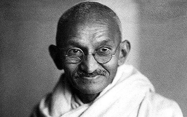 1893 - Gandhi, ilk sivil itaatsizlik ve pasif direniş eylemine başladı.