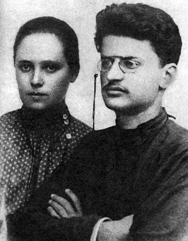 8. В какую партию вступил Троцкий в 1917 году?