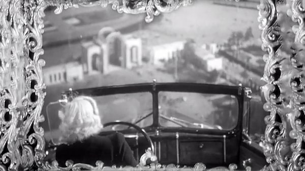 1. В каком фильме героиня летает по ВДНХ?