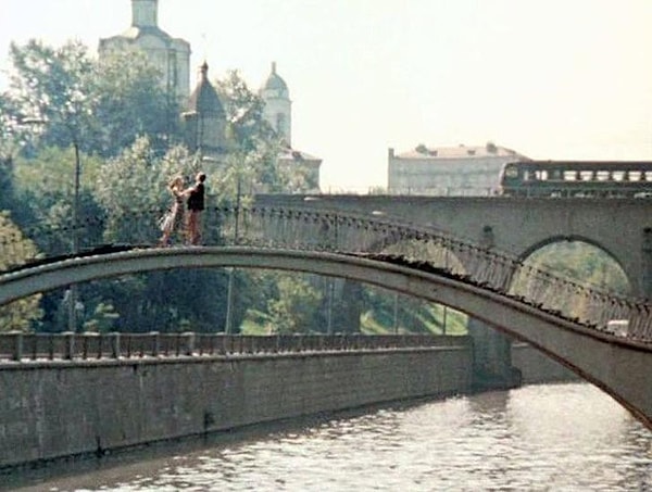11. Откуда этот момент со свиданием на мосту?