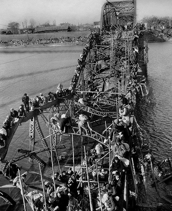 10. 4 Aralık 1950'de bir Associate Press fotoğrafçısı Max Desfor tarafından çekilen fotoğraf, Kuzey Kore'deki Pyongyang köprüsünde, ülkelerini terk etmekte olan mültecileri gösteriyor.