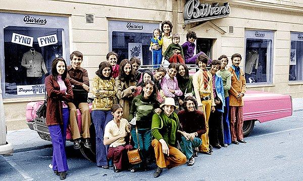 18. 1971'de İsveç'te tatil yapan sıradan bir aile gibi görünen bu fotoğraf iddiaya göre Bin Laden ailesine ait ve Usame bin Laden sağdaki ikinci çocuk.