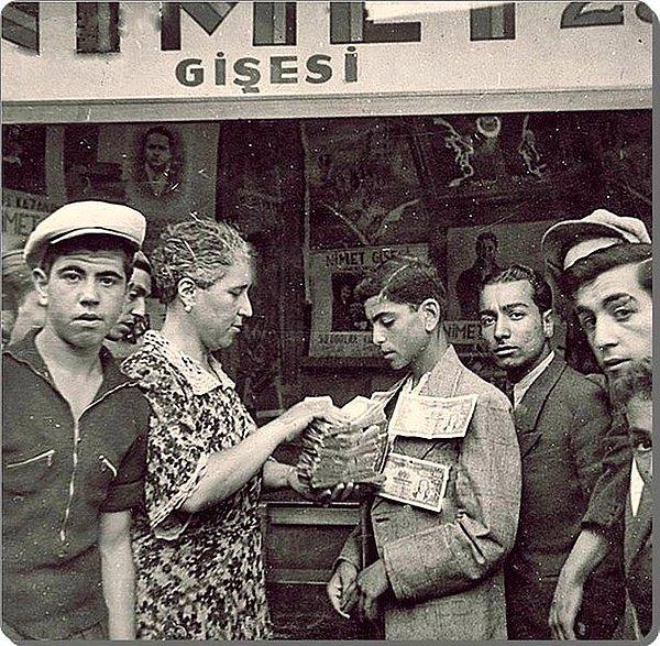 23. Milli Piyangocu Nimet Abla bir talihliye ikramiyesini teslim ederken, İstanbul, 1943.