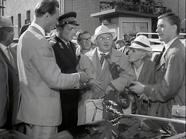 6. В каком фильме звучит такая фраза: «Я свидетель, а что случилось?»?