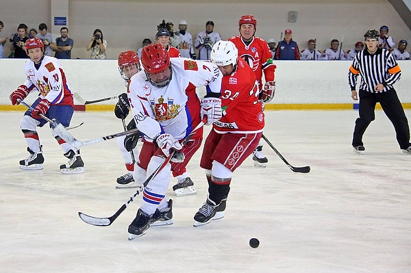 1. Что профессиональные хоккеисты делают с шайбой перед матчем?