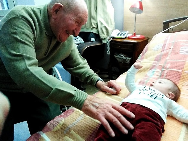 “94 yaşındaki büyükbabam, 2 aylık oğlumla tanışıyor.”