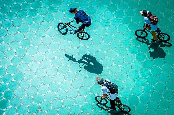 Olaf Pignataro'nun bu fotoğrafında bisikletçiler adeta bir havuzun içindelermiş gibi görünüyor.