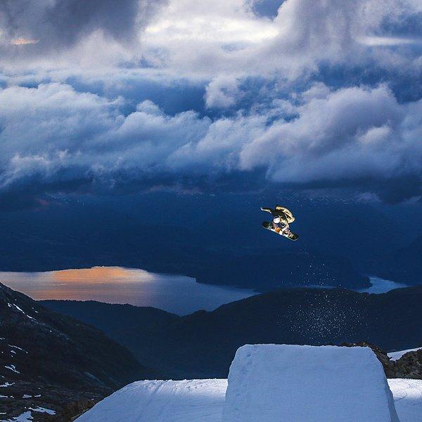 Havadaki snowboardcunun fotoğrafını Dasha Nosova yakalamış.