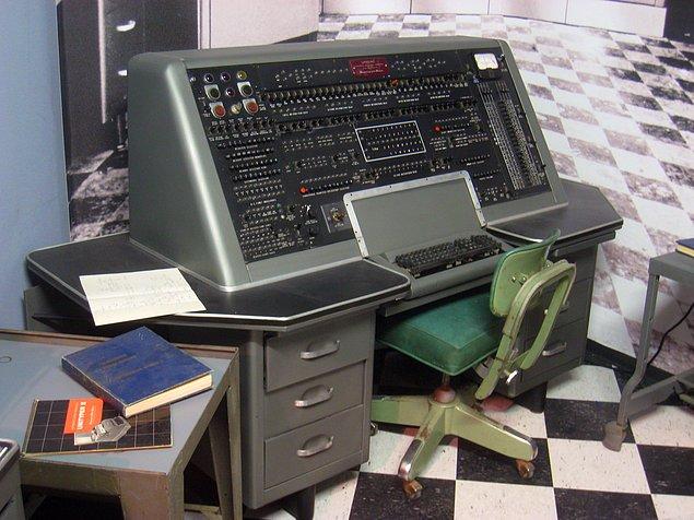 1951 - İlk ticari bilgisayar olan UNIVAC I tanıtıldı ve ilk makine "ABD Nüfus Müdürlüğü"ne tahsis edildi. (İkincisini Amerika Birleşik Devletleri Hava Kuvvetleri alacaktır.)