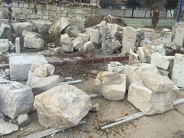 Kapı taşları söküldü