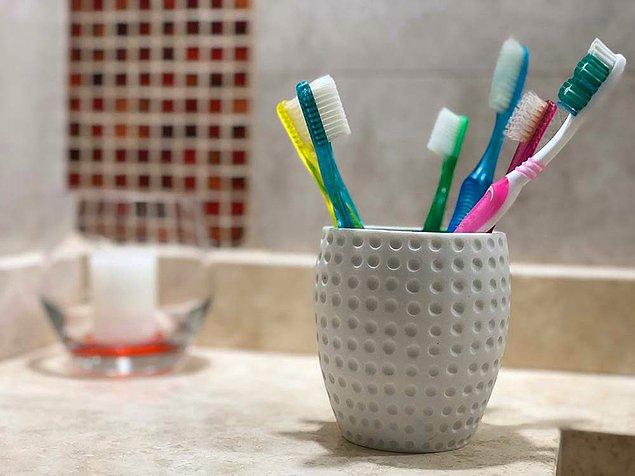 Sizin tek yapmanız gereken dişlerinizi düzenli olarak günde iki kere fırçalamak ve bu bakterileri engellemek için dişlerinizi fırçaladıktan sonra diş ipi kullanmak...