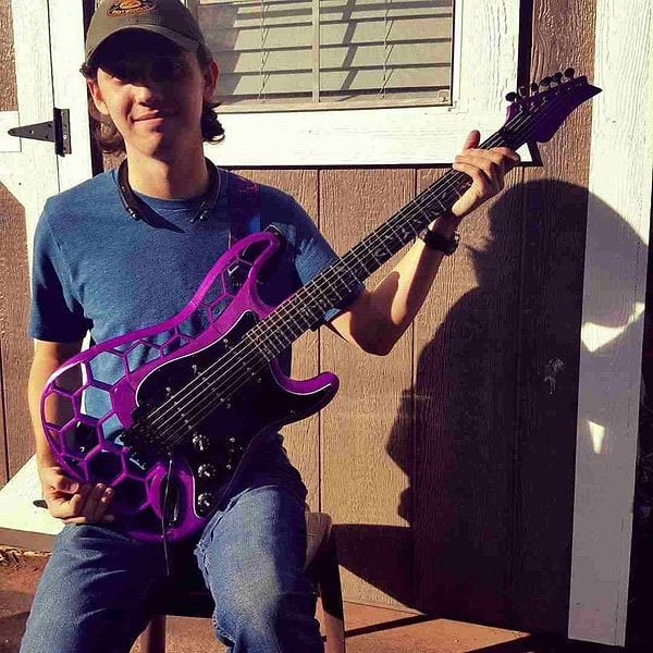 10. "Довольно неплохая гитара вышла"