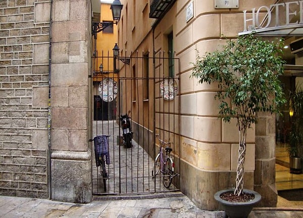 1. Какая из этих улиц самая узкая в мире?