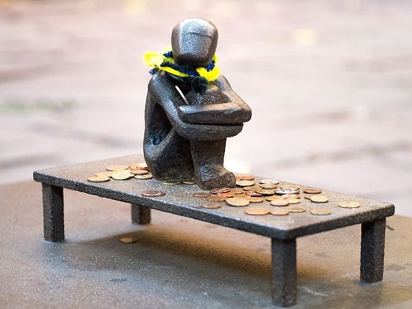 3. Где находится самый маленький в мире памятник?