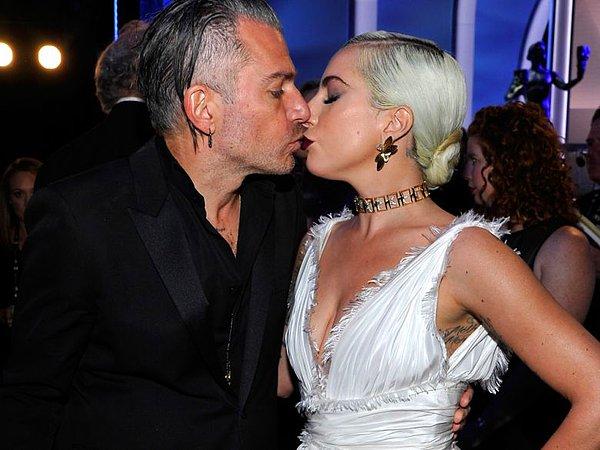 Daha sonra ise Irina, herkesin nefesini kesen bir fotoğraf paylaştı ve bilin bakalım kim beğendi? Lady Gaga'nın eski nişanlısı Christian Carino.