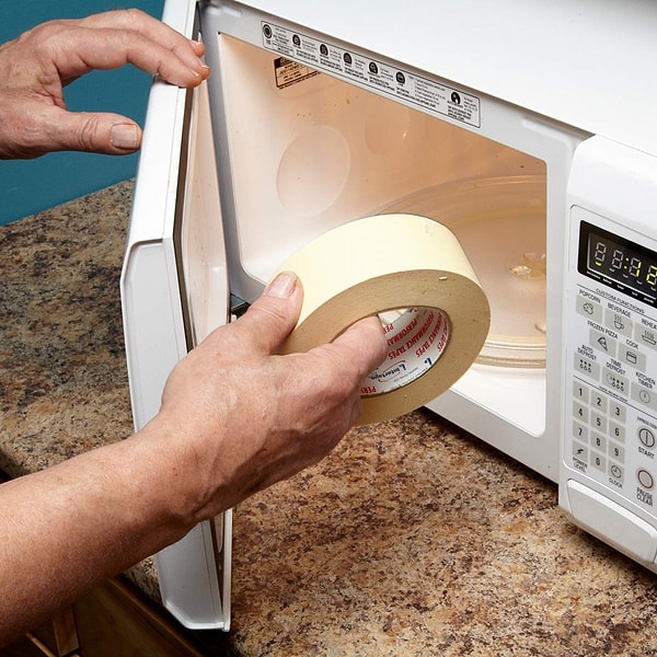 8. Если клейкая лента засохла, положите ее в микроволновку на несколько секунд