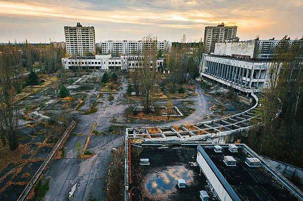 7. Çok sayıda sakini olan şehir Çernobil, Pripyat  ve çevresindeki birçok bölge, Uzaklaşma Bölgesi veya Dışlama Bölgesi olarak biliniyor.
