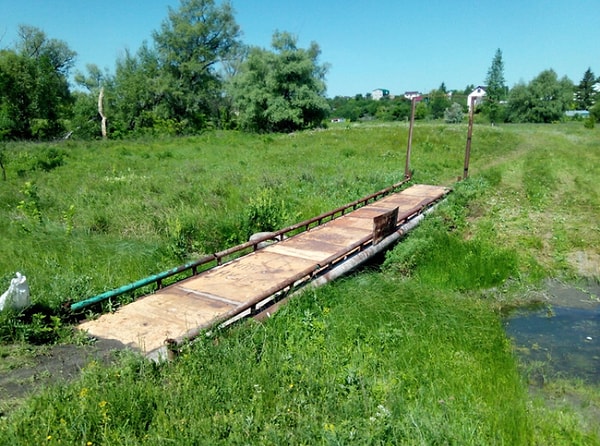 3. Суровые слесари смастерили мост через ручей, а потом мир узнал имена героев...