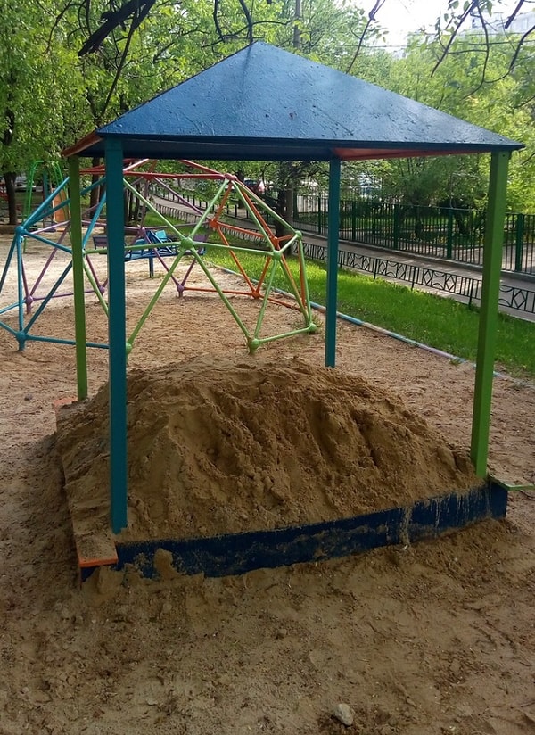 13. - Мам, а мам, можно я поиграю в песочнице? - Конечно, сынок, только не утони.