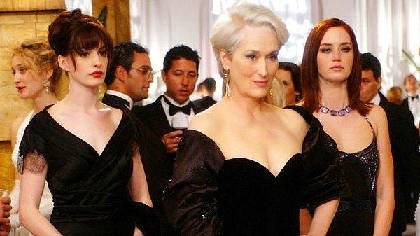 16. Birçok moda tasarımcısı, The Devil Wears Prada'da kendi aksesuarlarının ve kıyafetlerinin kullanılmasına izin verdi. Çekimden sonra, Meryl Streep de kıyafetlerini bir hayır işi için yapılan açık arttırmaya bağışlamış.