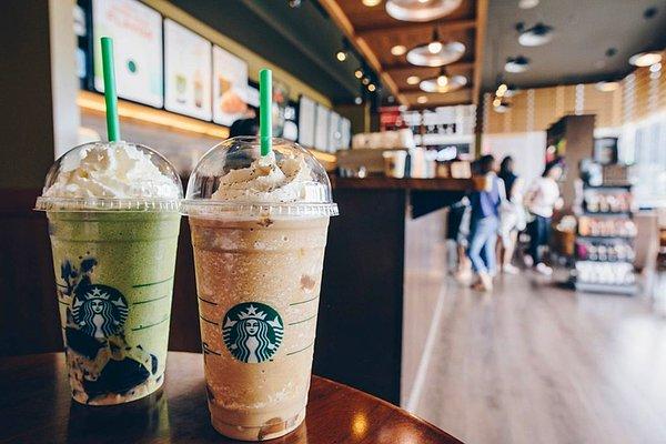 Lezzetli kahveleriyle Starbucks'ı bilmeyen yoktur. Ancak Frappuccino'su, Americano'su derken sipariş vermek birazcık karmaşık hale gelebiliyor.