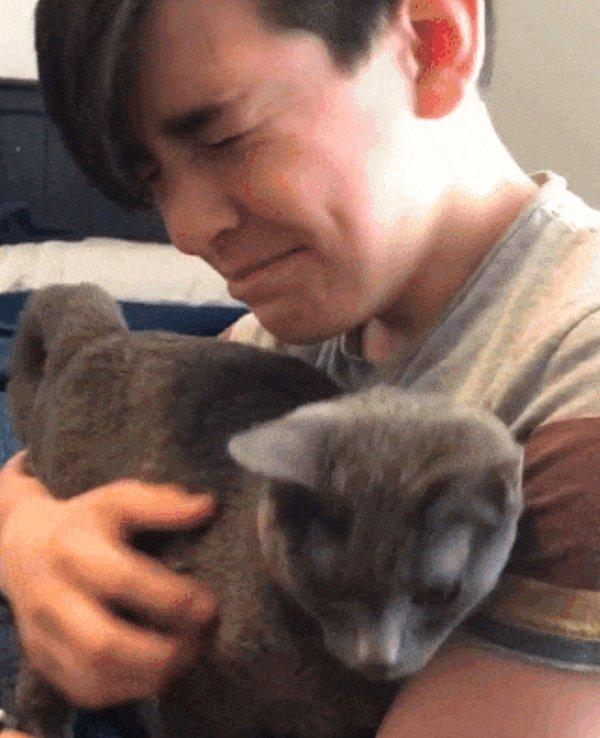 13 yaşındaki bu çocuk yıllardır bir kedi istiyormuş. Bu da ilk kedisiyle tanışma anı.